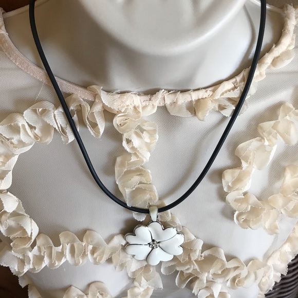 White Heart Pedals Pendant Cut Crystals Necklace - Picture 7 of 16